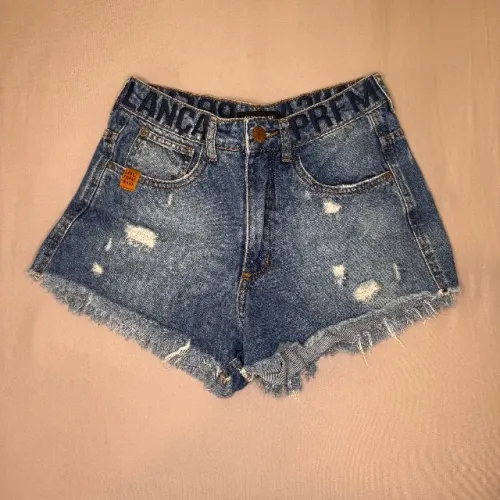 Short jeans lança perfume 