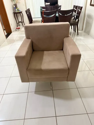 2 POLTRONAS GIRATÓRIA BEGE COM BASE EM ALUMÍNIO - R$ 500,00 cada 