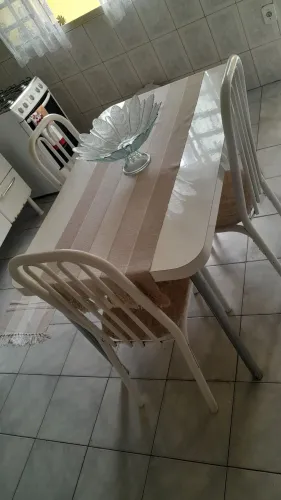 Vendo mesa com 3 cadeiras 