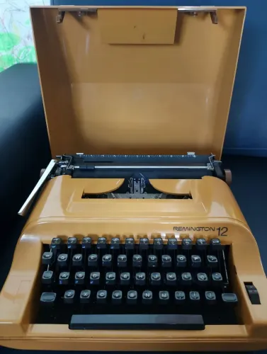 Máquina de escrever colecionável Remington 12
