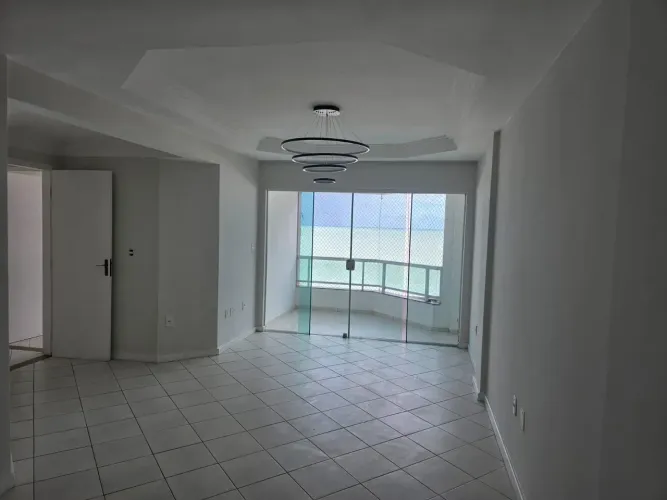 Apto Fte Mar, com 4 quartos sendo 1 suíte e 2 vagas, elevador, em Praia Campista - Macaé -
