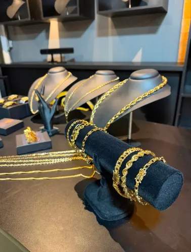 Correntes e pulseiras encascada ouro.