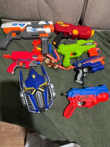 Brinquedos diversos, armas e dardos.
