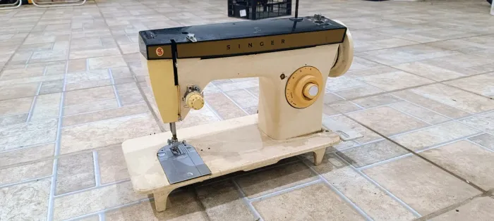Máquina de costura reta Singer