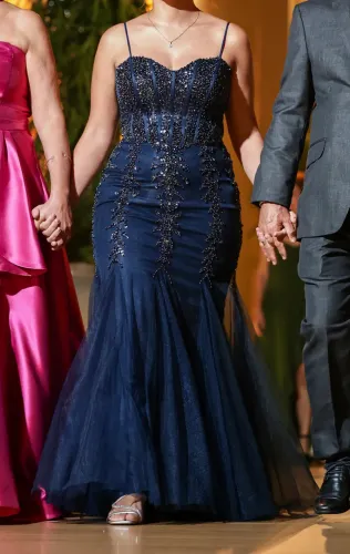 Vestido de festa azul com brilho