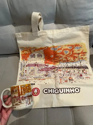 Kit Caneca Porcelana e Ecobag Outono 2026 Chiquinho Sorvete
