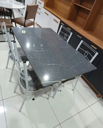 Mesa de mármore com 4 cadeiras