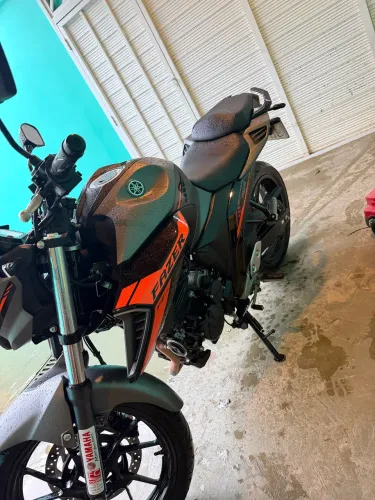 Moto zerada, de garagem, tudo pago e quitado