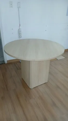 Mesa de Reunião em ótimo estado. 