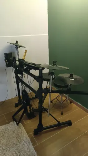 Bateria eletrônica DDRUM DD1 com banqueta