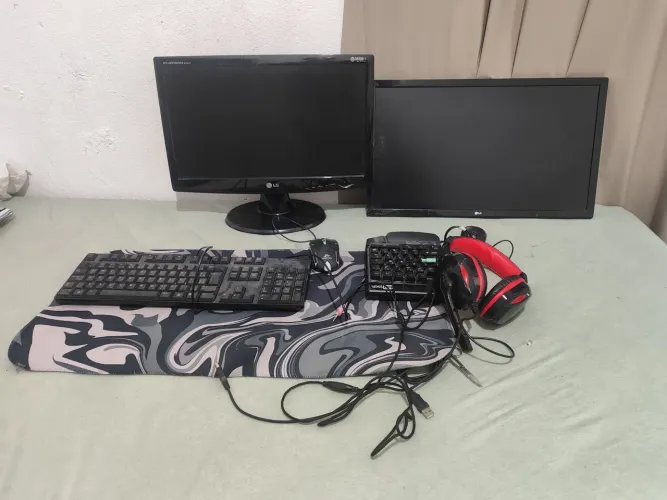 Vendo dois monitores da LG dois mouse dois teclados um fone e mouse pad