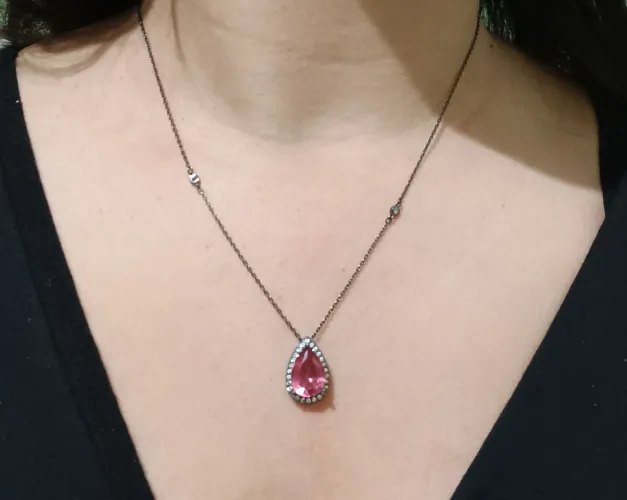 colar prata 925 banhado a ródio negro com cristal rosa