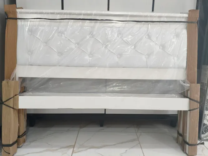 Cama casal madeira Timborana novas com cabeceira acolchoada 