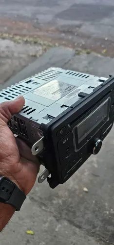 rádio/CD player original, pertence a veículos da Renault.