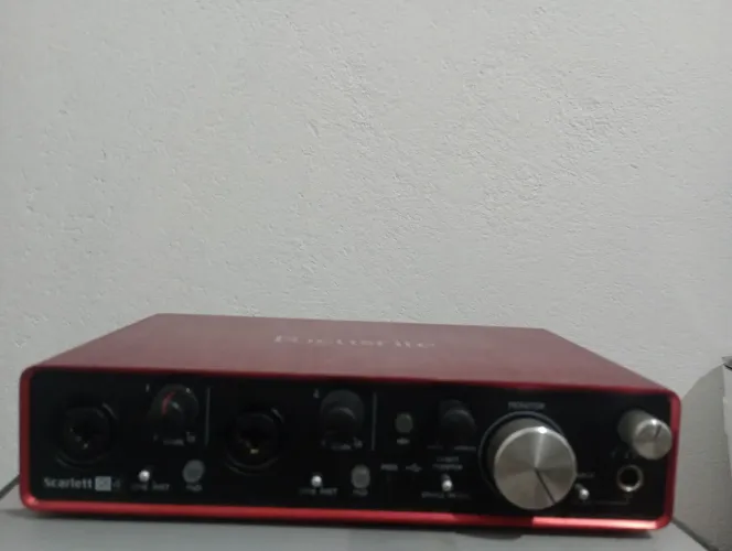 Interface de Áudio Focusrite Scarlett 2i4 (2D generation)