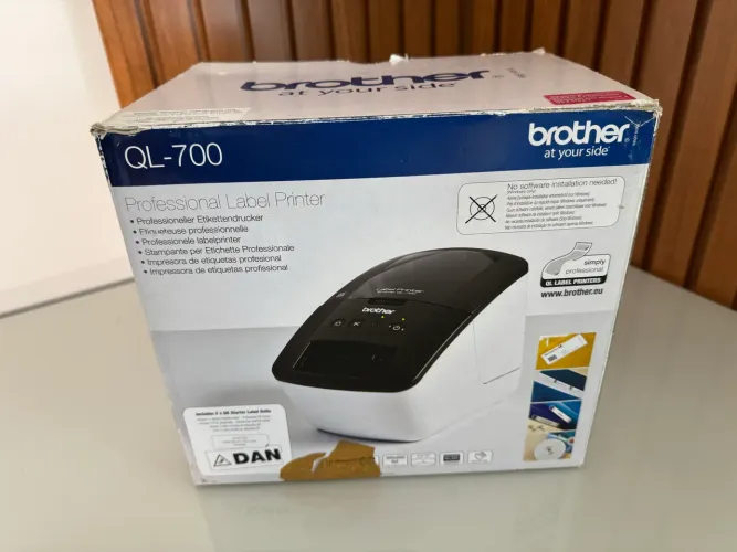 Impressora Térmica de Etiquetas Brother QL-700 - Completa com Caixa