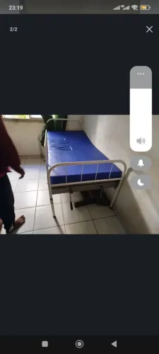 Vendo cama hospitalar . Vai com o colchão