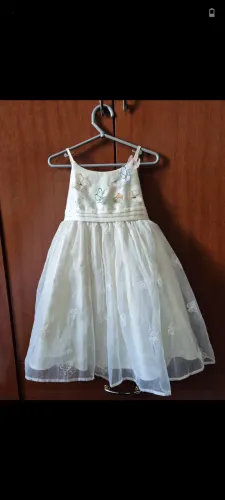 Vestido de festas infantil com véu translúcido e borboleta 