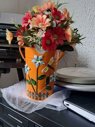 Enfeite de flor - balde de alumínio + flores artificiais
