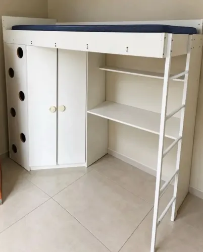 Cama com guarda-roupa