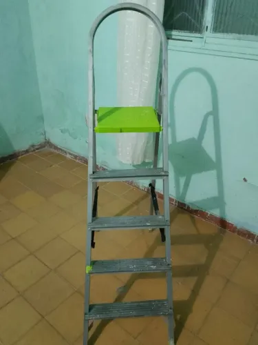 Escada 100 reais no dinheiro