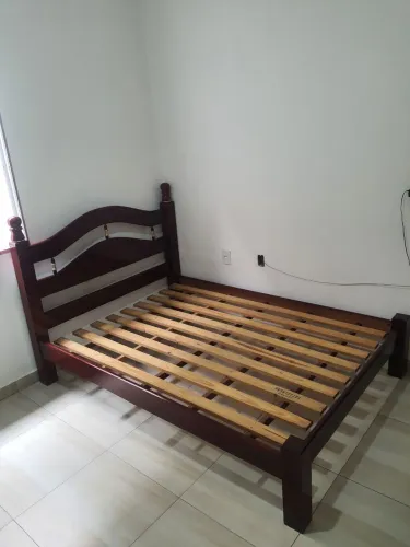 Vende-se uma cama de casal e 2 colchões de casal valor 700 reais