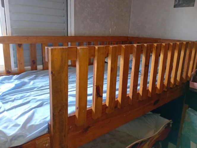 Cama solteiro alta com escada em madeira maciça