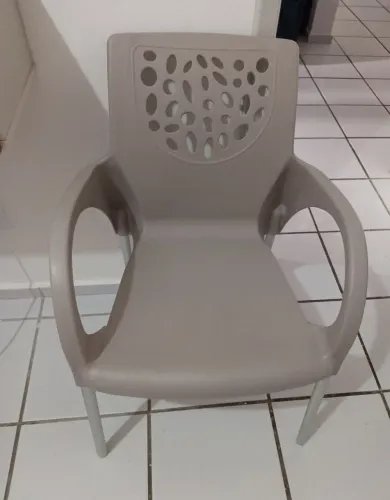 Cadeira com pés de alumínio