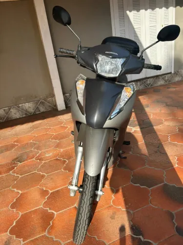 Moto impecável 