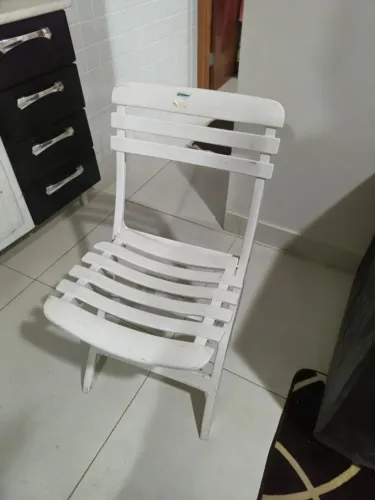 Cadeira de plástico branca