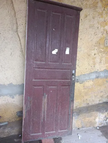 Porta de madeira boa 80x210 sem chave e sem caixão 