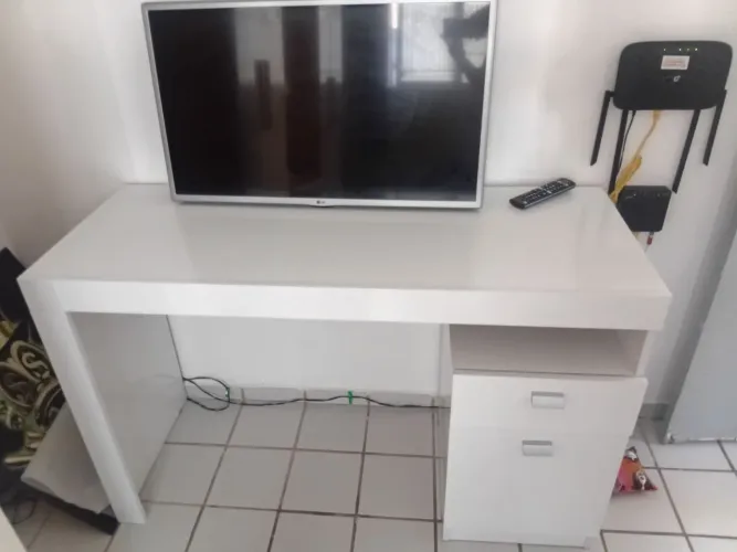 Escrivaninha em perfeito estado