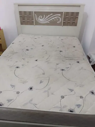 Cama de casal com estrado e colchão em perfeito estado por R$ 450,00