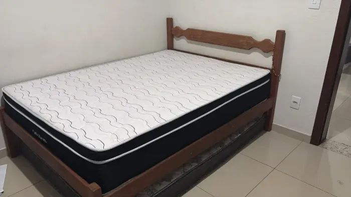 Cama de casal de madeira