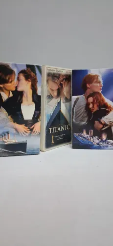 Caixa com 2 fitas vhs titanic usada.