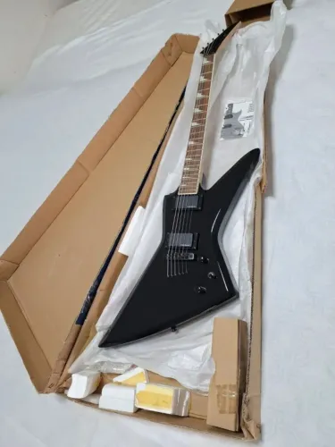 Raridade, guitarra Aria Pro II ZZ Series, mod. Explorer, Preta, NOVA (na caixa com manual)