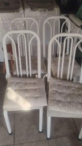 Vendo 4 cadeiras em bom estado de conservação 280,00 tem marcar de uso