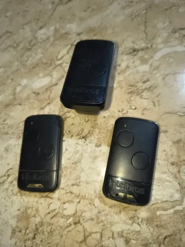 Vendo controle de portão intelbras  todos com pilhas novas  valor de todos 