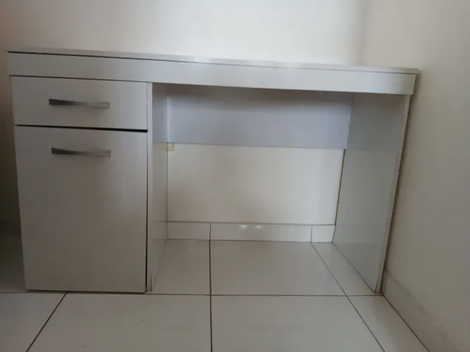 Escrivaninha com gaveta semi nova