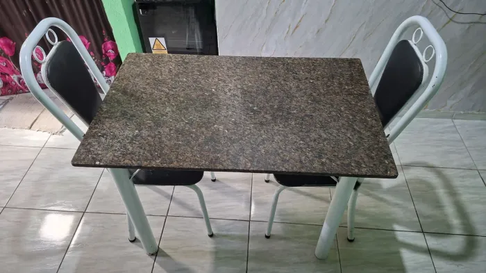 MESA DE MÁRMORE COM 4 CADEIRAS