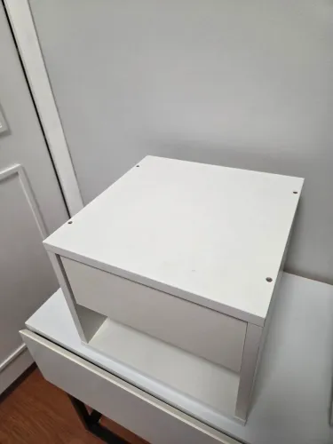 Mesa cabeceira/ nicho com gaveta