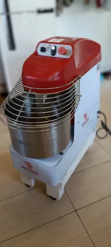 Masseira braesi 15kg ótimo estado, com carrinho.