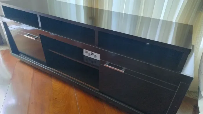 Rack preto mogno escuro c/ rodinhas p/ sala Compr. 1,80/ Altura 0,70