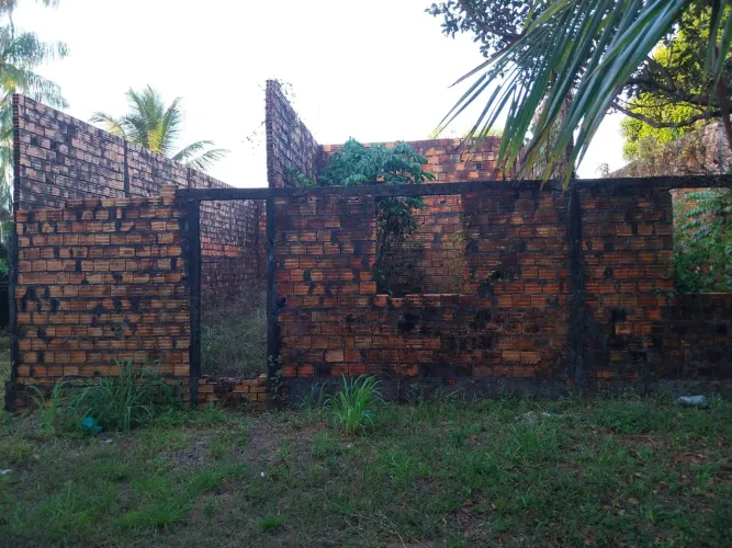 Vendo terreno com casa emconstrução em uma área bem localizada no bairro novo