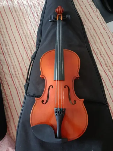 Violino com pouco tempo de uso e com apoio de cordas quebrado