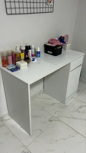 Escrivaninha em perfeito estado