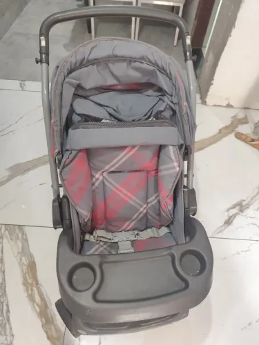 Carrinho de bebê cinza e rosa
