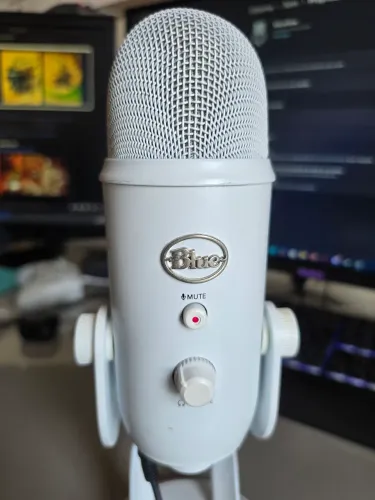 Microfone Condensador Blue Yeti (Branco) - Qualidade de Estúdio | Plug & Play!