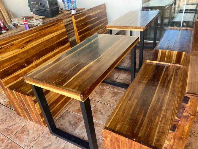 Vendo kit comercial mesa mais 2 bancos