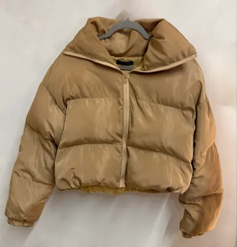 Jaqueta puffer beje